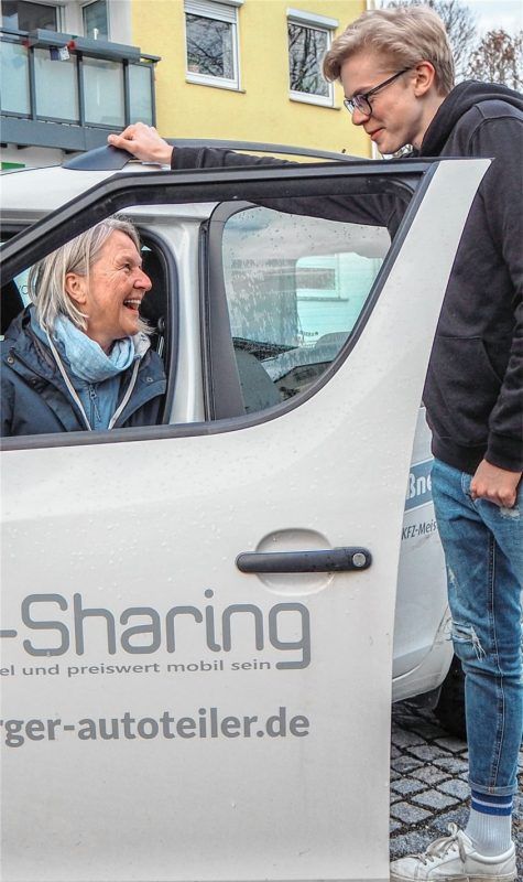 Julia Adler und Sohn Mirko sind begeisterte Autoteiler. Gerade, wenn etwas Schweres wie Mirkos Lieblings-Limo zu transportieren ist, steigen sie in das Sharing-Auto.Foto  Heinz