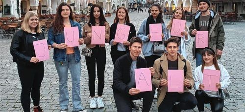 Jung für Alt: Unter dem Motto „Wir haben schulfrei und dadurch Zeit“ wollen Jugendliche älteren Menschen unter die Arme greifen. Das Bild ist zu einem frühen Zeitpunkt der Corona-Krise entstanden. Heute würde es so ein Bild wegen der Abstandsregelung natürlich nicht mehr geben. Zu sehen sind (von links, stehend:) Julia Summser, Josefine Schneider, Lisa Krumpholz, Antonia Priski, Emily Goethe, Laura Siebert, Dominik Meisl, (von links, vorne:) Jonathan Glasow, Michi Englisch und Ellen Beck. Fotos re