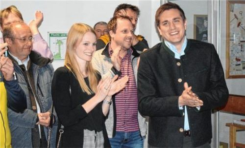 Justus Pfeifer (rechts) ging mit einem überraschenden Ergebnis als Sieger der Wahl um den Bürgermeistersessel im Ruhpoldinger Rathaus hervor. Foto Burghartswieser