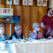 Senioren unterhalten mit eigenem Stück