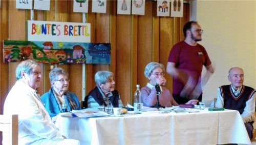 „Kaffeetisch – Was das Leben spielt“. Volker Rohra (von links), Elisabeth Weisgärber, Ingrid Schmidt, Susanne Böhm, Mike Sobotka, Waldemar Hermann. Foto Fischer