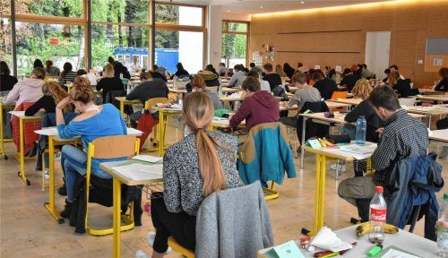 Konzentrierte Abiturienten während einer Prüfung am Karolinen-Gymnasium Rosenheim im vergangenen Jahr. Ob heuer auch alles wie von den Schulen geplant stattfinden kann? Foto Schlecker