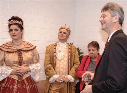Kultusminister Dr. Michael Piazolo (rechts) mit Dr. Beate Burkl und zwei Darstellern. Foto Nicole Richter