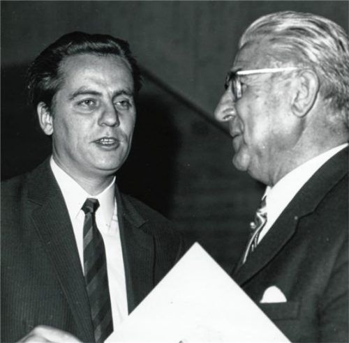 Landrat Erich Rambold (links) bei der 25-Jahr-Feier der Industriegemeinschaft Waldkraiburg im Juli 1971 mit Unternehmer Emil Lode, dem Rambold das Bundesverdienstkreuz überreichte.Foto  Stadtarchiv