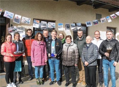 Mannschaftsgold für Oberneukirchen: Bürgermeisterin Anna Meier und der Europameister Christian Mayerhofer inmitten der Familie und den Honorationen von TSV und Gemeinde. Foto Fill
