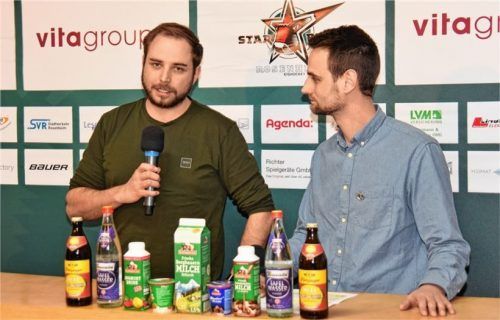 Marcus Thaller (links) bei der Pressekonferenz der Starbulls Rosenheim. Er sprach von Verlusten um die 130000 Euro. Rechts Moderator Darwin Kuhn. Foto  Ziegler
