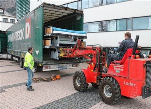 Millimeterarbeit leistet Haustechniker Andreas Schmid mit dem Lader, um den Laster mit Betten zu befüllen. Foto rehberg