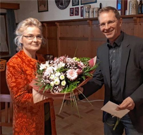 Mit Blumen gedankt: Die ehemalige Vorsitzende Petra Murner wurde von ihrem Nachfolger Peter Stuhlreiter verabschiedet. Foto Stübl