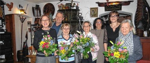 Mit Blumen gedankt: (hinten von links): Bürgermeister Rainer Auer, Büchereileiterin Ursula Dreischl und Diözesanbibliothekarin Sabine Adolph (hinten) mit den Geehrten (vorne, von links) Johanna Grabmayr, Inge Mair, Ursula Blume, und Waltraud Müller.Foto re