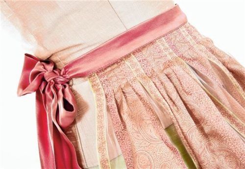 Mit einer neuen bunten Dirndlschürze entsteht ein frischer Look für den anstehenden Trachtensommer. re