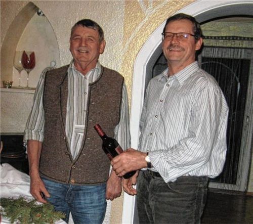 Mit einer Wendelsteinfahrt und einer Flasche Wein verabschiedete Jagdvorsteher Josef Loferer (rechts) Stefan Fischbacher als Jagdpächter.Foto re