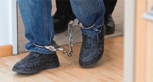 Mit Fußfesseln wurde der angeklagte Somalier, der sich seit Oktober 2019 in der JVA Bernau in Untersuchungshaft befindet, vor die Richterin am Amtsgericht Rosenheim geführt. Wie sich herausstellte, war diese Sicherheitsmaßnahme durchaus begründet. Foto dpa