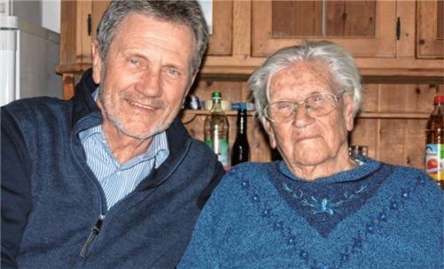 Mit Glückwünschen überschüttet: Juliane Ober, zu deren Ehrentag auch Bürgermeister Jakob Bichlmaier zum Gratulieren vorbeikam.Foto re