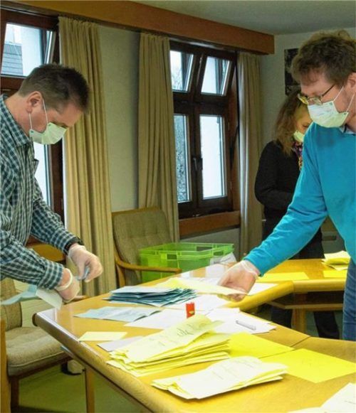 Mit Handschuhen, Mundschutz sowie Desinfektionssprays fand die Auszählung der Stichwahl statt.