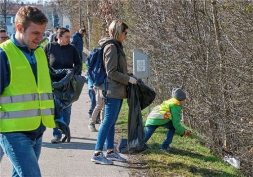 Mit Müllsacken und Greifzangen begeben sich die Freiwilligen auf Müllsuche. Foto Kretschko