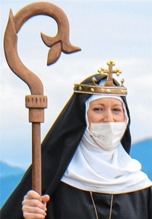 Mit Mundschutz vor die Kamera: Barbara Bichler wird erst 2021 die Rolle der Irmengard vom Chiemsee spielen. Die Coronakrise zwingt die Theatergesellschaft, das Stück zu verschieben.Foto Ammelburger