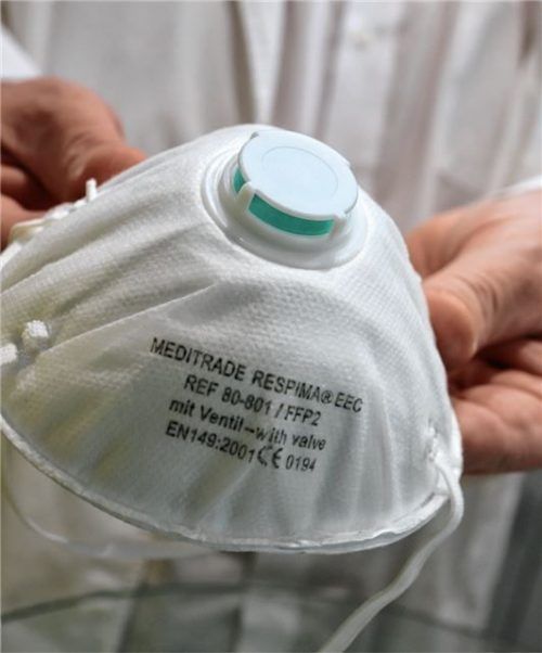 Mit Zusammenhalt und Besonnenheit hat die Gemeinde Bad Endorf schon eine Vielzahl von Maßnahmen im Zuge der Corona-Krise umgesetzt, unter anderem wurden Hilfsdienste eingerichtet. Im Bild ist eine FFP-Maske zu sehen. Foto DPA