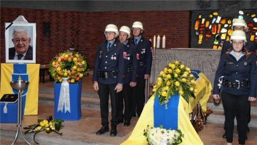 Mitglieder der vier Waldkraiburger Feuerwehren und der Reservistenkameradschaft hielten beim Gottesdienst in der Christkönigkirche Ehrenwache am Sarg.Foto  Grundner