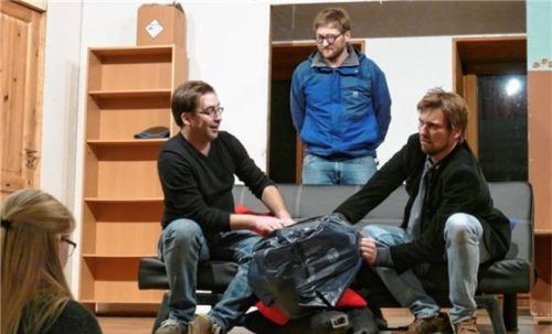 Mitten in den Proben stecken die Schauspieler des Trachtenvereins Ostermünchen. Für das Stück „Und ewig rauschen die Gelder“ proben hier mit Souffleuse Annalena Jedlicka, Roman Jedlicka sowie Michael und Klaus Lechner (von links). Foto  RE