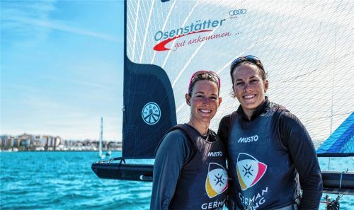 Nach abenteuerlicher Reise wieder daheim: Tina Lutz (links) und Susann Beucke.Foto Kaiser Schäfer Fotoworks