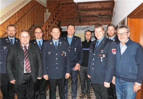 Nach einer erfolgreichen Versammlung: (von links) Vorsitzender Rainer Fortenbacher, stellvertretender Landrat Alfred Lantenhammer, Kreisbrandinsprektor Bernd Michel, Georg Gottinger, Marcus Losbichler, Michael Kornreder, Florian Prinz, Kreisbrandmeister Marco Wallner und Bürgermeister Jakob Bichlmaier.Foto  Fill