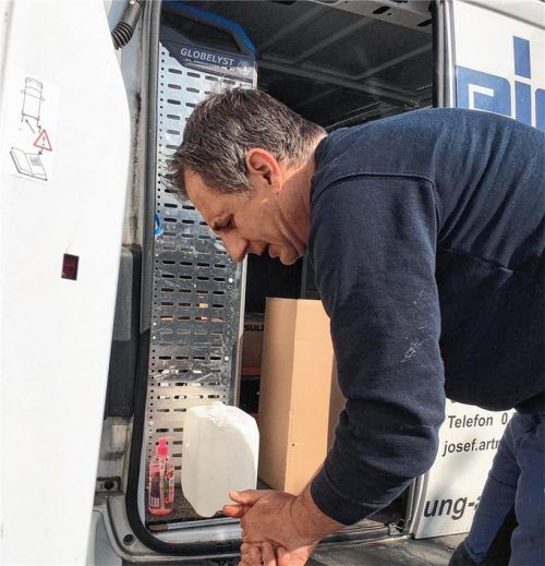 Nach jedem Termin vernichtet Josef Artmeier seine Handschuhe und wäscht sich die Hände sofort mit Wasser und Seife. Foto  re