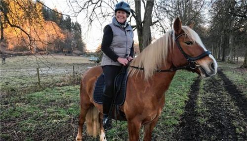 Neben ihrem Engagement in der Kommunalpolitik verbringt Regina Braun (FW) gerne viel Zeit in der Natur und mit ihrem Pferd.Foto privat