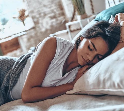 Nickerchen am Nachmittag dürfen sein – allerdings nur kurz. Sonst stören sie die Nachtruhe und diese wiederum beeinflusst das gesamte Wohlbefinden.