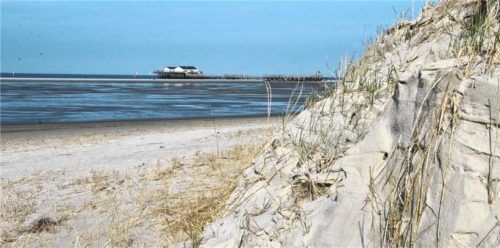 Nur die Pfahlbauten trotzen der Flut, wenn sich die Nordsee an der Küste von St. Peter-Ording zu schaffen macht. Foto Sohnemann