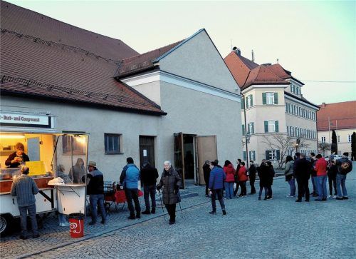 Nur wenige waren in Haag zur Wahlparty im Freien gekommen. Ein Bildschirm war in den Toren des Zehentstadls aufgebaut; hier konnten sich die Bürger über die aktuellen Stände der Auszählung informieren.Foto Bauer