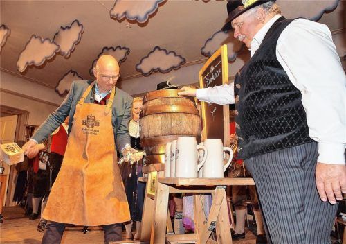Oberbürgermeister Christian Kegel (links) zapfte mit Unterstützung von Senior-Bräu Bernhard Sailer vom Traunsteiner Hofbräuhaus ein Fass Starkbier an.Fotos  Buthke