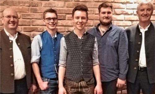 Obermeister Gerhard Hardrath (links) und Prüfungsausschussvorsitzender Josef Gantner (rechts) sind stolz auf die 39 neuen Gesellen. Prüfungsbeste waren Johannes Bauer, Daniel Kink und Nicolas Schreyer (Mitte, von links). Foto Sperber