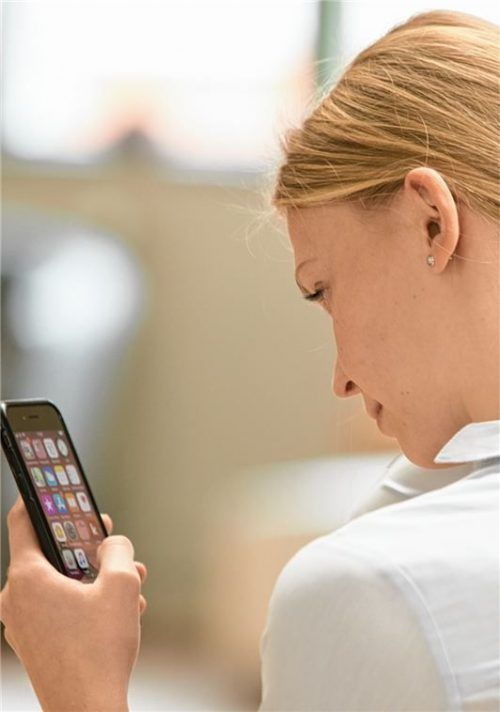 Ohne es zu merken, nimmt man beim Benützen des Smartphones eine Fehlhaltung ein, die dazu führt, dass die Nackenmuskeln verspannen. Foto AGR e.V.