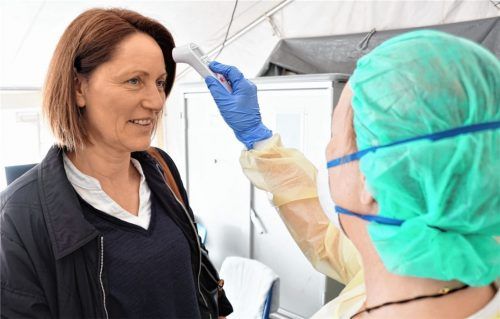 Das Inn-Klinikum in Mühldorf ist nach eigenen Angaben gut auf eine zweite Welle vorbereitet. Auch im Regelbetrieb gelten Vorsichtsmaßnahmen. Dazu gehört das Messen der Körpertemperatur bei jedem, der ins Haus kommt. Foto Klinik