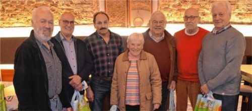 Organisator Sepp Warmedinger mit den Geehrten Kurt Mittermaier, Peter Sedlbauer, Johanna Weber, Franz Sigl, Seniorenbeauftragtem Dr. Berthold Suldinger und „Schneider“ Sepp Gar. Foto RE