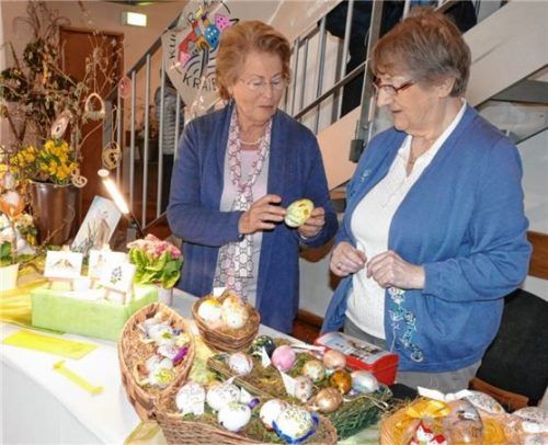 Organisatorin Gundi Opitz (rechts) freute sich mit ihrer Kollegin Uschi Scholl (links) über das Angebot.
