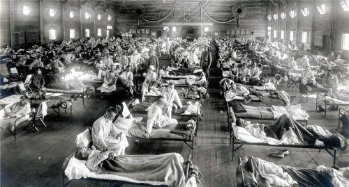 Patienten, die an der Spanischen Grippe erkrankt sind, liegen 1918 in Betten eines Notfallkrankenhauses auf einem Militärstützpunkt in Kansas (USA). Foto National Museum of Health and Medicine/dpa