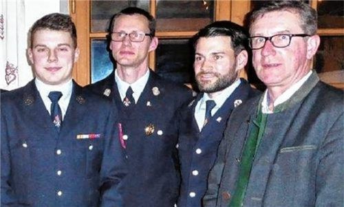 Peter Heiß ist neuer Kommandant, Bernhard Irger neuer stellvertretender Kommandant. Der bisherige Zweite Kommandant Sebastian Irger und Bürgermeister Georg Huber (von links) gratulierten.