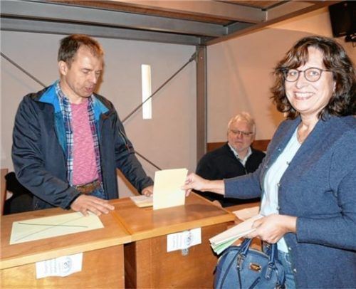 Petra Jackl gab als einzige der Kandidaten am Sonntag ihre Stimme ab.Fotos  BAchmaier