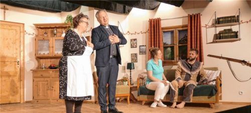 Pfarrersköchin Rosamunde (Heidi Geyer, von links), Pfarrer Baumgartner (Christian Baumann) und Psychiaterin Dr. Dr. Träutel (Simone Ehberger) versuchen den verletzten Bauern Kilian (Michael Stecher) von seiner Indianer-Traumwelt in die Wirklichkeit zurückzuholen. Foto Greiner