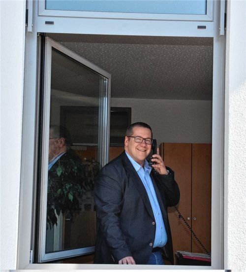 Philipp Brück am Fenster seines Büros. Der Stephanskirchener Kämmerer hat einen fertigen Gemeindehaushalt auf dem Tisch liegen, aber keinen Beschluss dazu. Und die beiden größten Einnahmeposten wanken. Foto Schlecker
