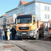 Tödlicher Unfall: Kipplaster überrollt 53-Jährigen