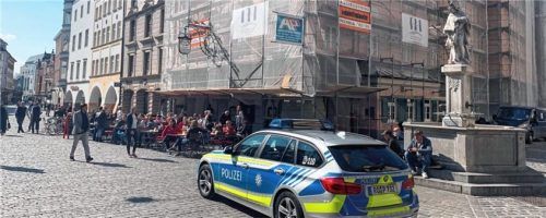 Polizeipräsenz gestern Mittag am Max-Josefs-Platz in Rosenheim.Foto Gantner