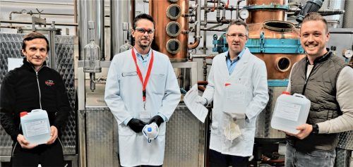 Produzieren gemeinsam tausende Liter an Desinfektionsmittel: Robin Schanz und Max Roedl aus der Herstellung, Dominik Simon (Inhaber Heilig-Geist-Apotheke) und Franz Stettner junior von der Edelobstbrennerei Stettner (von links nach rechts).Foto Stettner