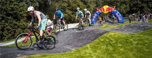 Pumptracks, asphaltierte wellige Rundkurse, sind bei Bikern und Skatern sehr beliebt. Auch in Kraiburg ist eine solche Anlage im Gespräch. Foto  Dpa picture alliance/RadQuartiert