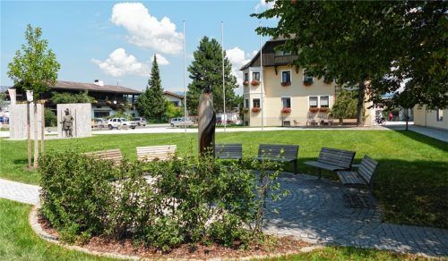 Rathausvorplatz mit Ruhebrunnen und Ritterdenkmal, hier investiert Kiefersfelden heuer 200000 EuroFoto  Hoffmann