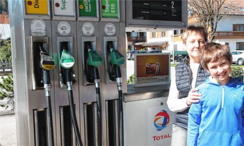 Reinhild Gruber und Enkel Maxi. Die 63-Jährige betreibt eine Tankstelle in Niederaudorf. Die Grenzschließung zu Tirol ist für sie Segen und Fluch zugleich. Foto  Gruber
