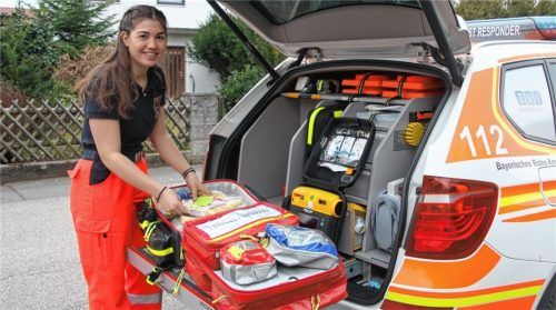 „RK 79/1“ ist nach einem letzten Medizin-Check von First-Responder-Einsatzfahrerin Tatjana Kerschl für den 24/7-Einsatz startklar. Foto  Newuirth