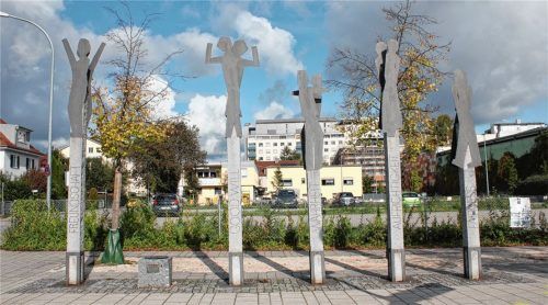 Rudl Endriß schuf die fünf Silhouetten auf ihren hohen Granitstellen In der Schmucken. Die Rotarier Rosenheim Innstadt ließen sie 2010 zur Landesgartenschau aufstellen und ihre Leitbegriffe eingravieren.Foto Frick