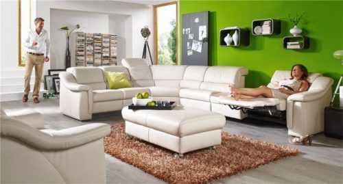 Rückenfreundliche Wohnzimmermöbel lassen sich individuell anpassen – in Sitzhöhe und -tiefe. Foto AGR e. V.